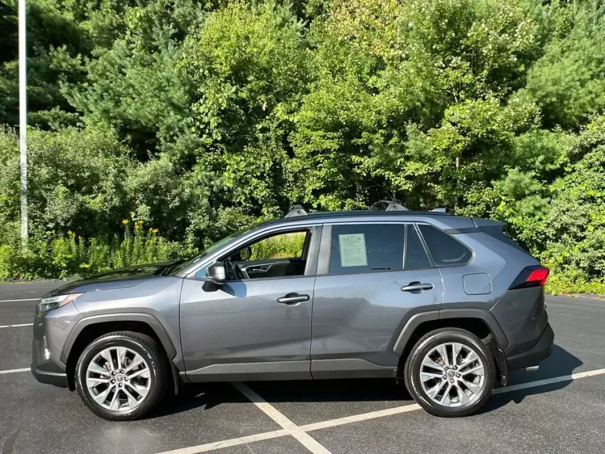 2022 Toyota RAV4 XLE Premium photo 1
