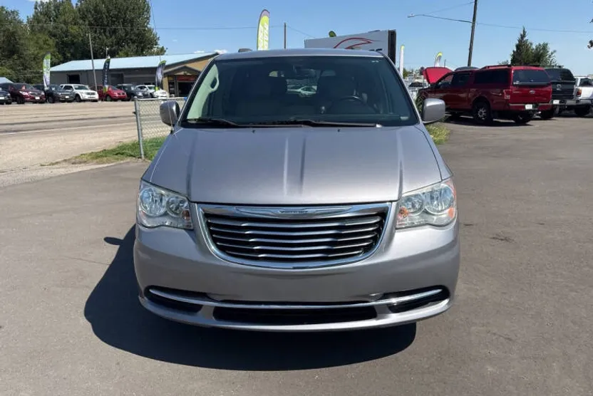 2016 Chrysler Town & Country LX photo 1