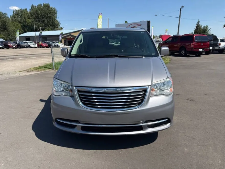 2016 Chrysler Town & Country LX photo 1