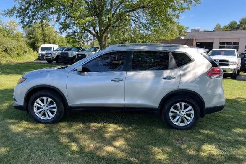 2015 Nissan Rogue SV photo 1