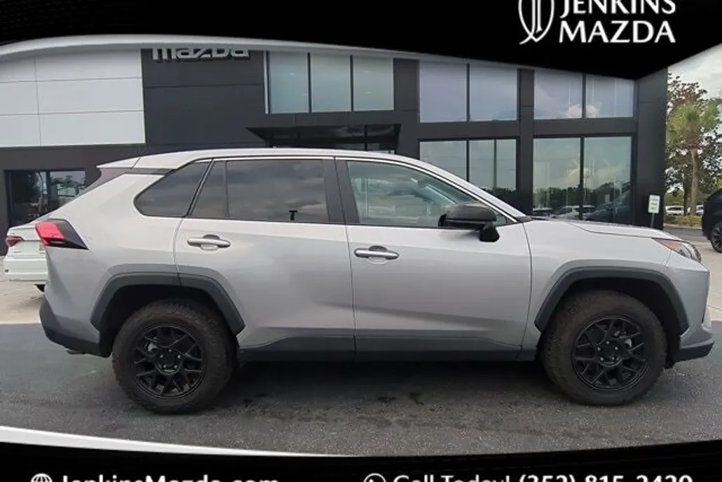2022 Toyota RAV4 LE photo 1