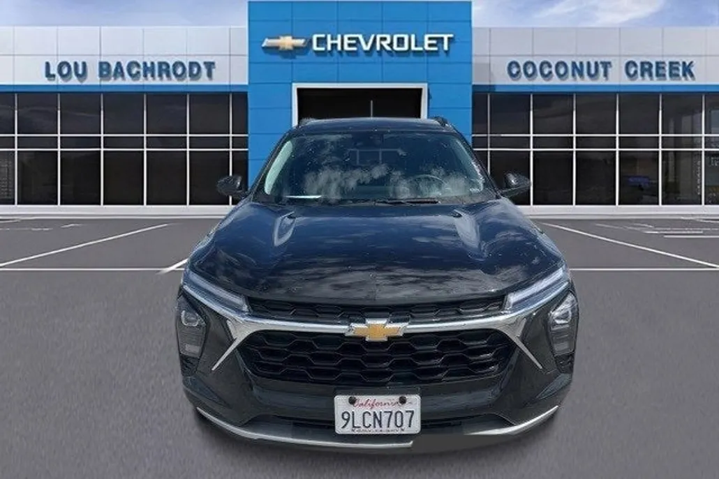 2024 Chevrolet Trax LT photo 1
