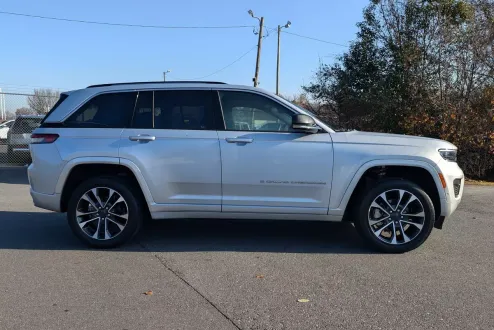 2022 Jeep Grand Cherokee Overland photo 2