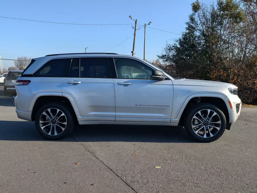 2022 Jeep Grand Cherokee Overland photo 2