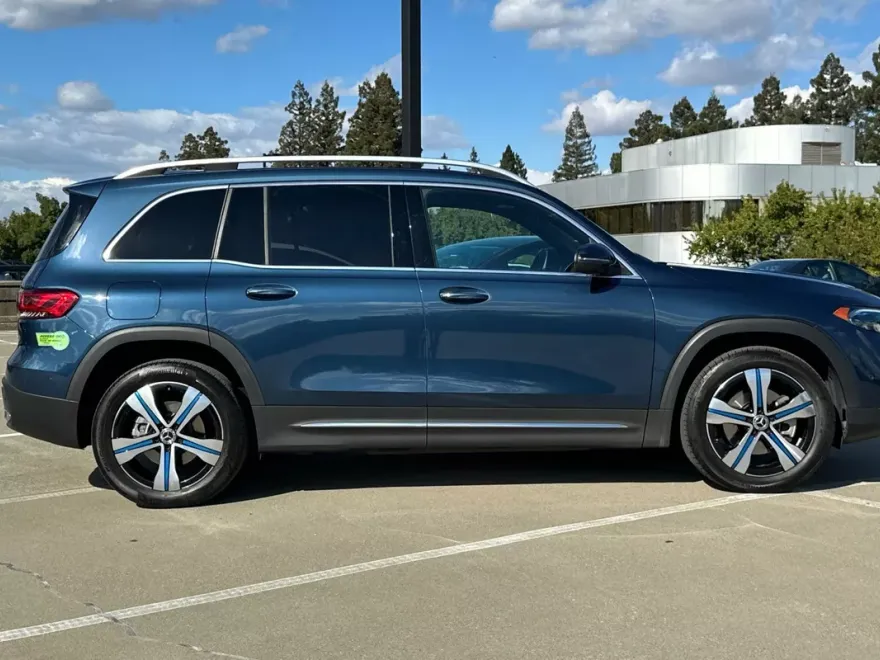 2023 Mercedes Benz EQB 300 4MATIC photo 1
