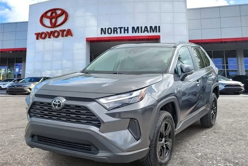 2024 Toyota RAV4 XLE photo 1