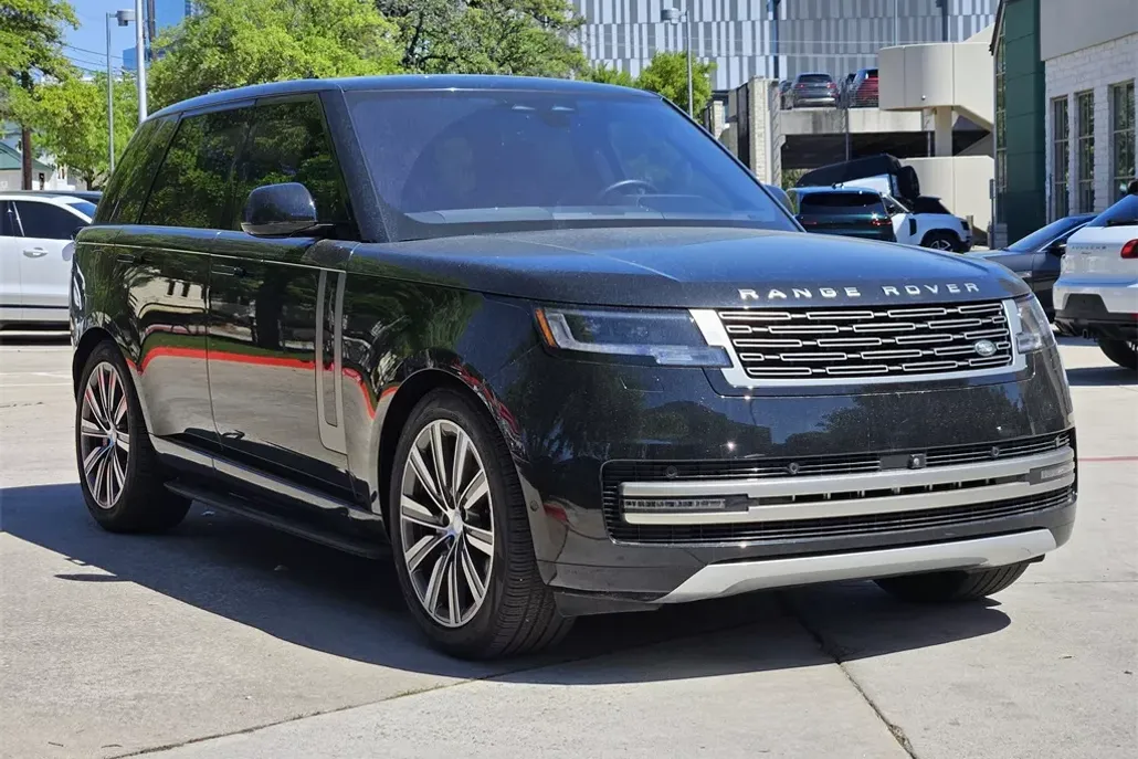 2023 Land Rover Range Rover SE photo 1