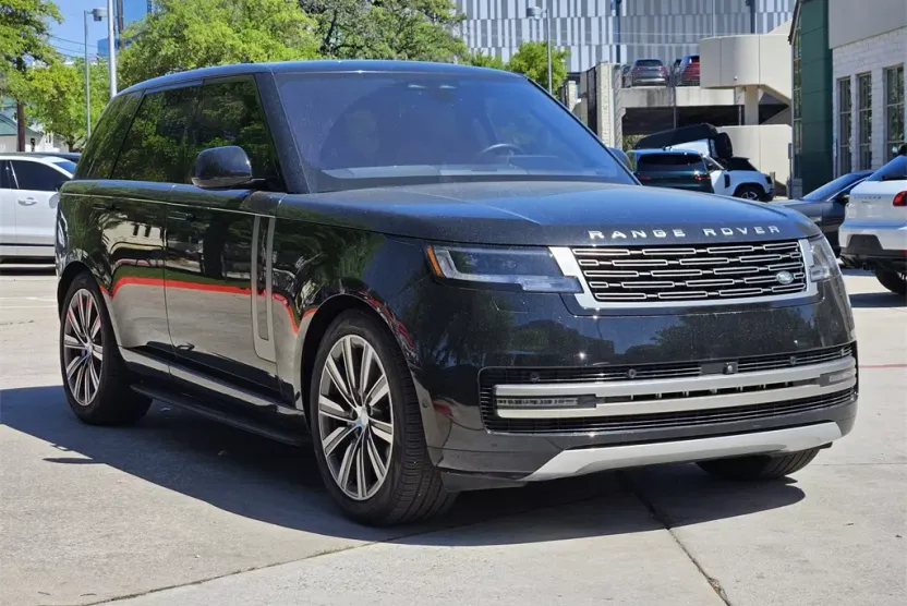 2023 Land Rover Range Rover SE photo 1