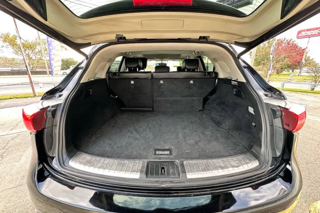 2017 Infiniti QX70 photo 1