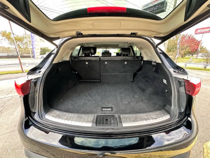 2017 Infiniti QX70 photo 1