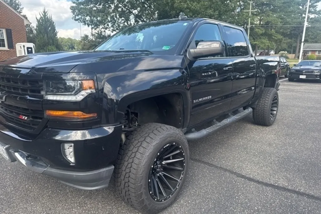 2018 Chevrolet Silverado 1500 LT photo 1