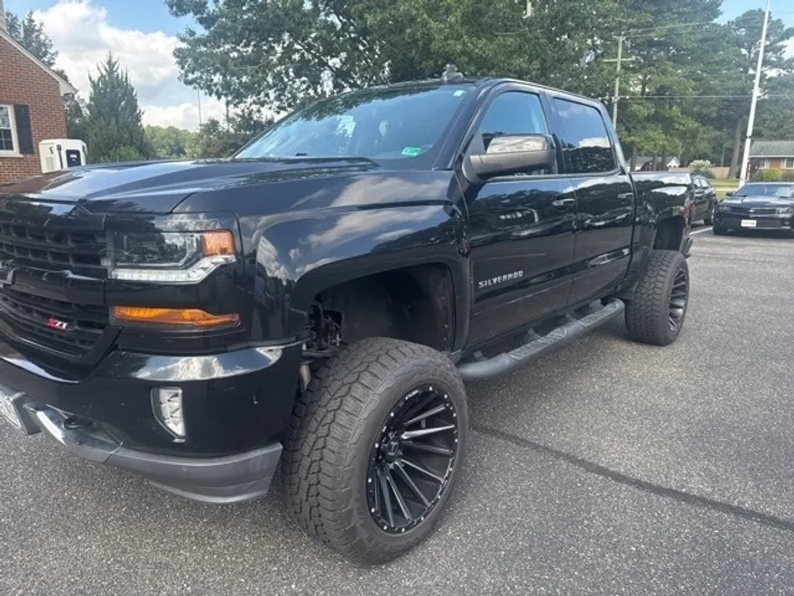 2018 Chevrolet Silverado 1500 LT photo 1