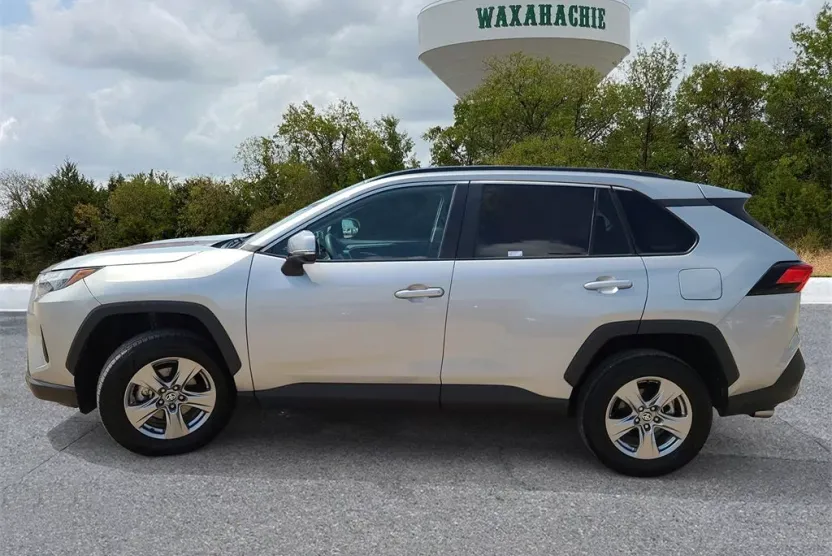 2024 Toyota RAV4 XLE photo 1