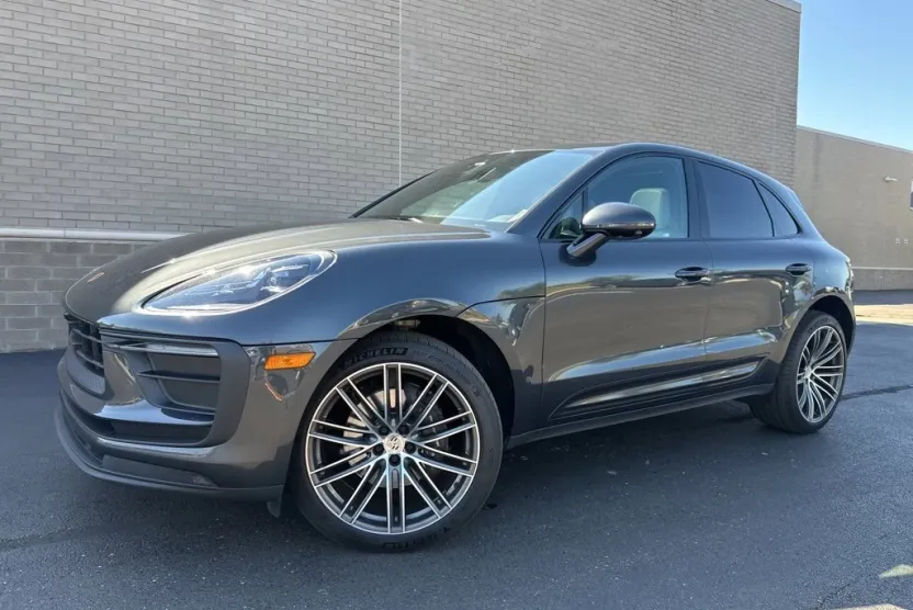 2023 Porsche Macan T photo 1