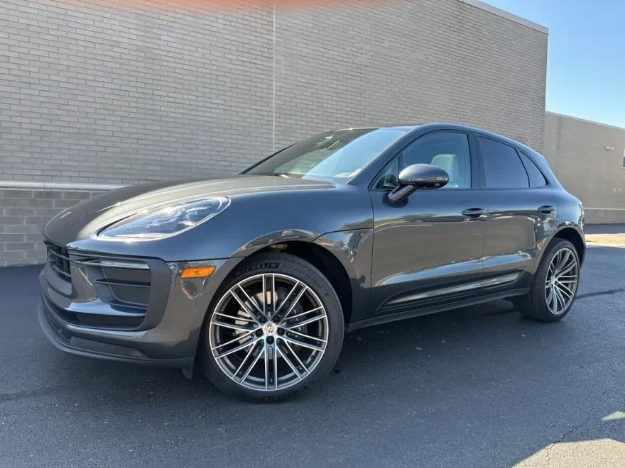 2023 Porsche Macan T photo 1