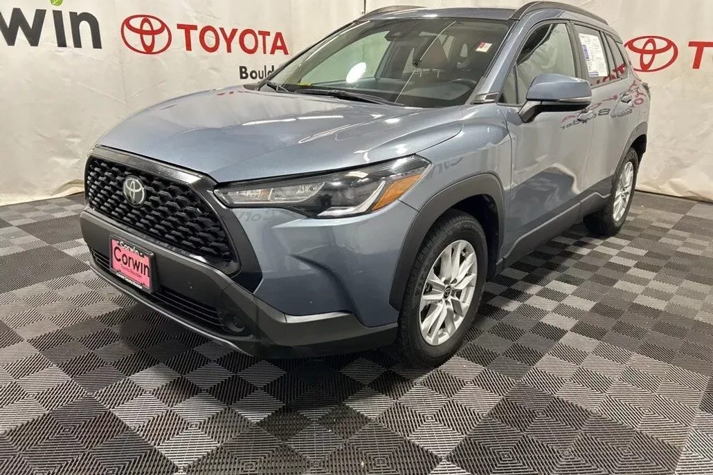 2022 Toyota Corolla Cross LE photo 1