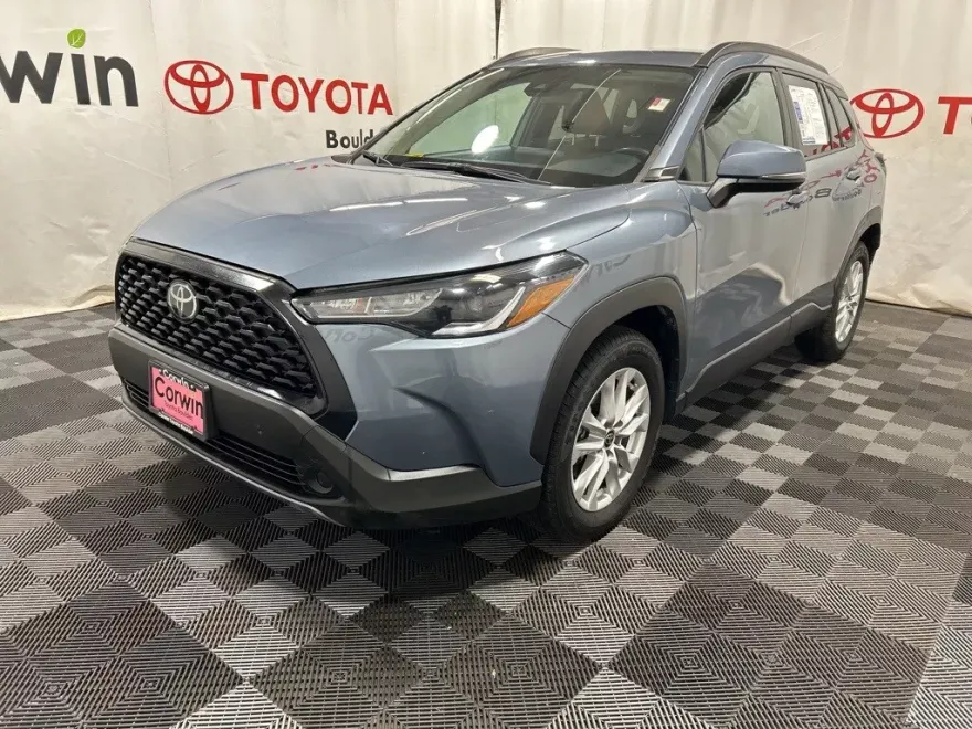 2022 Toyota Corolla Cross LE photo 1