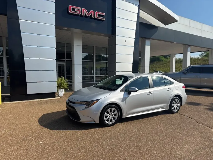 2023 Toyota Corolla LE photo 1