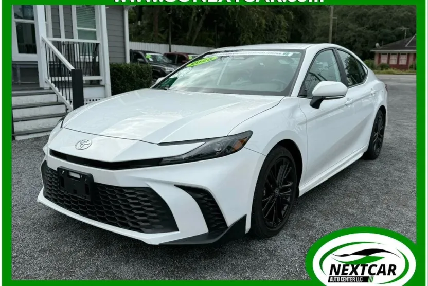 2025 Toyota Camry SE photo 1