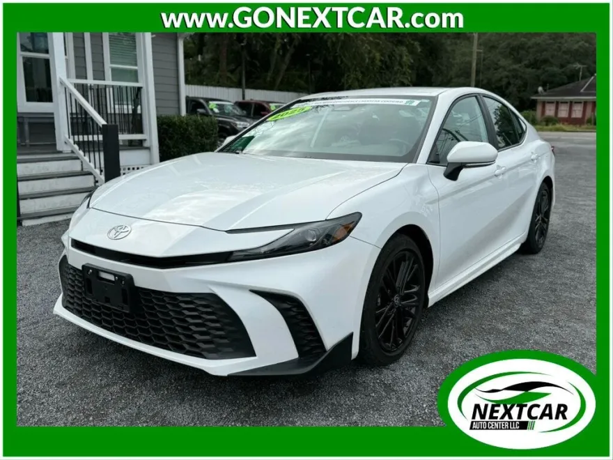 2025 Toyota Camry SE photo 1