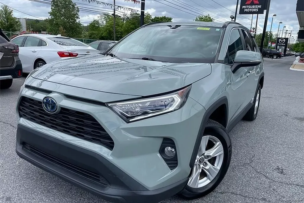 2021 Toyota RAV4 XLE photo 1