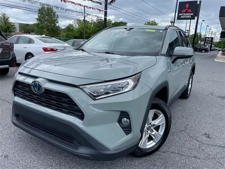 2021 Toyota RAV4 XLE photo 1