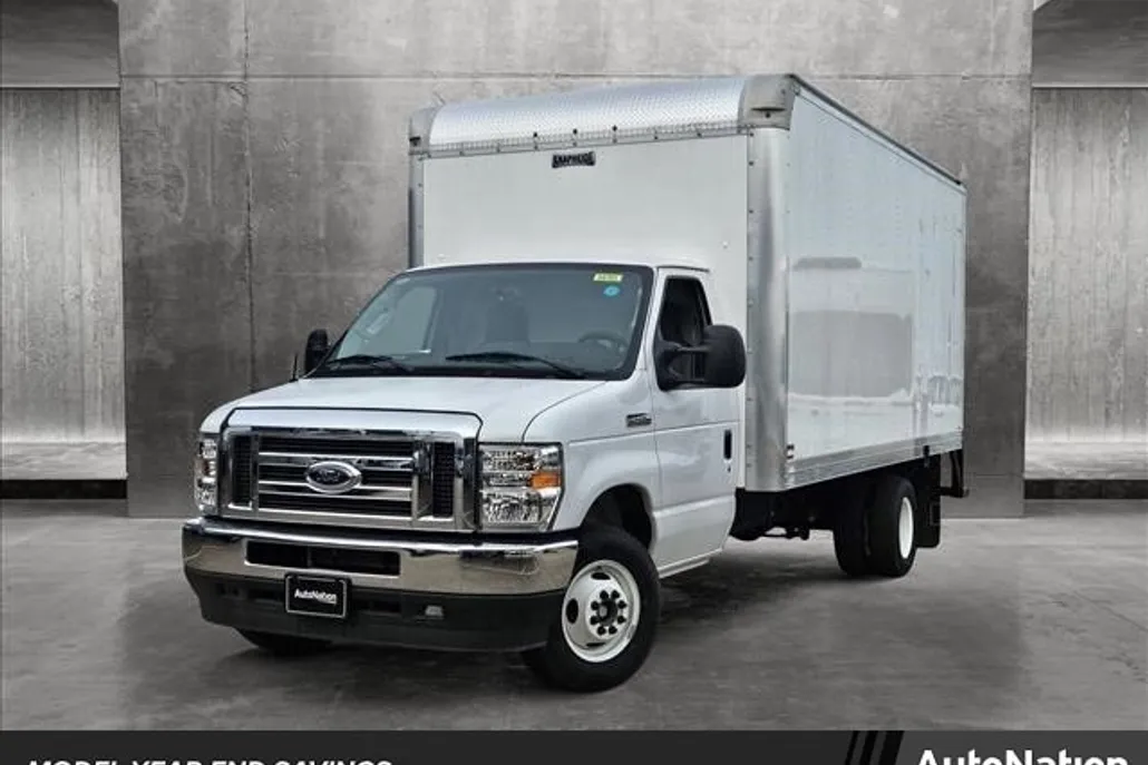 2024 Ford E-450 Cutaway photo 1