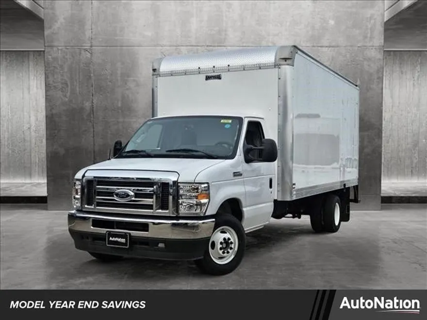 2024 Ford E-450 Cutaway photo 1