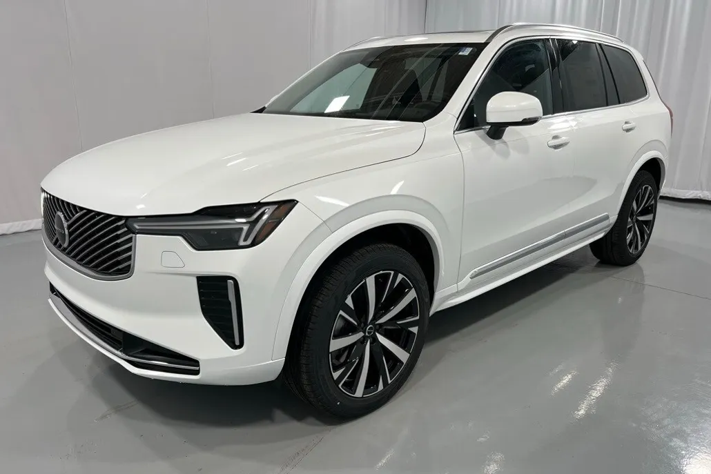 2025 Volvo XC90 B5 photo 1