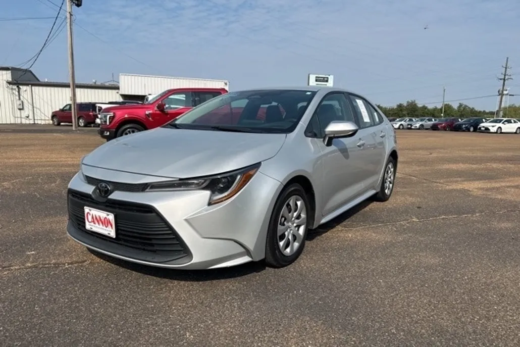 2024 Toyota Corolla LE photo 1