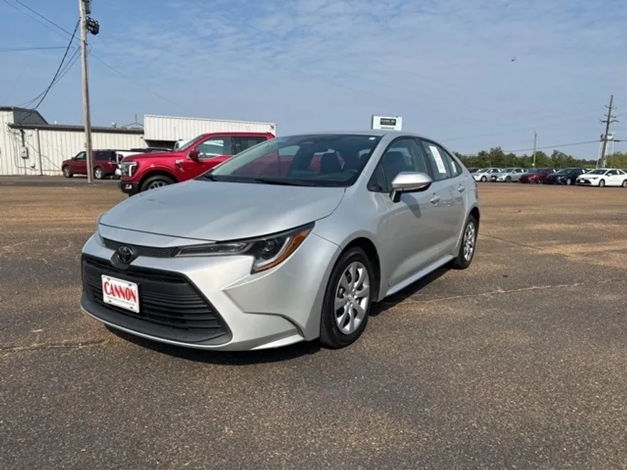 2024 Toyota Corolla LE photo 1
