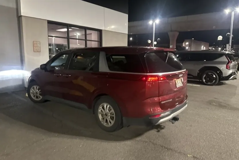 2022 Kia Carnival LXS photo 1