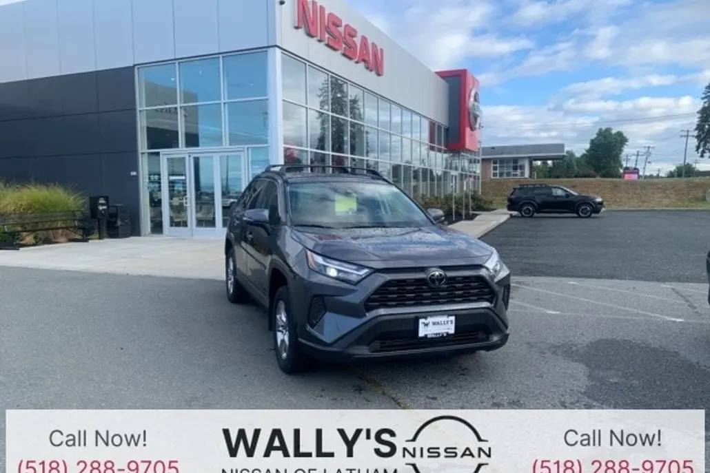 2023 Toyota RAV4 XLE photo 1