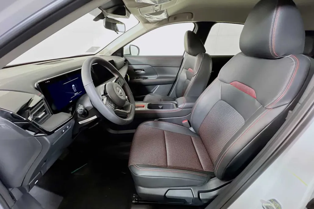 2025 Nissan Kicks SR photo 1