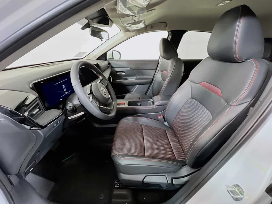 2025 Nissan Kicks SR photo 1