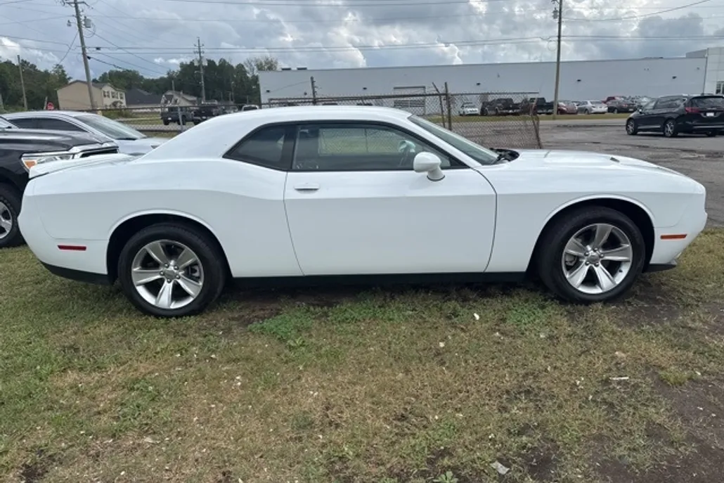 2021 Dodge Challenger SXT photo 1