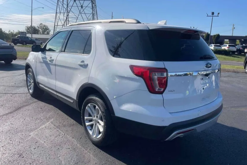 2016 Ford Explorer XLT photo 1
