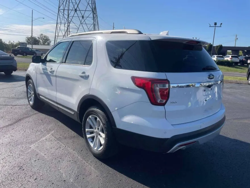 2016 Ford Explorer XLT photo 1