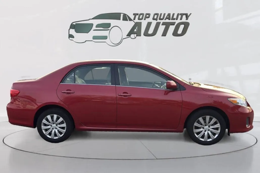 2013 Toyota Corolla LE photo 1