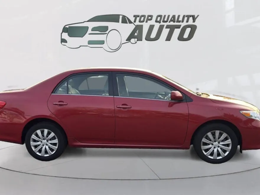 2013 Toyota Corolla LE photo 1