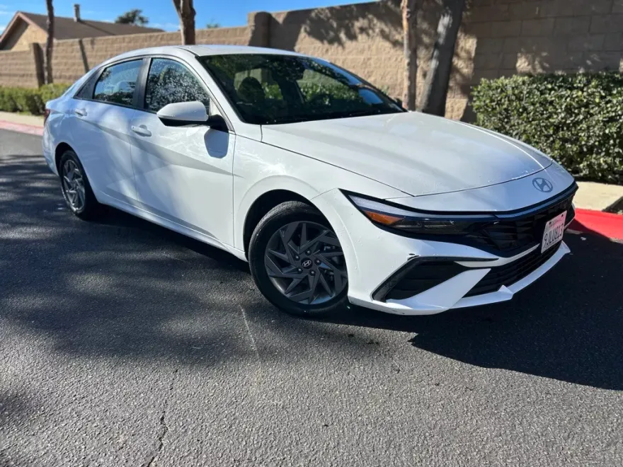 2024 Hyundai Elantra SEL photo 1