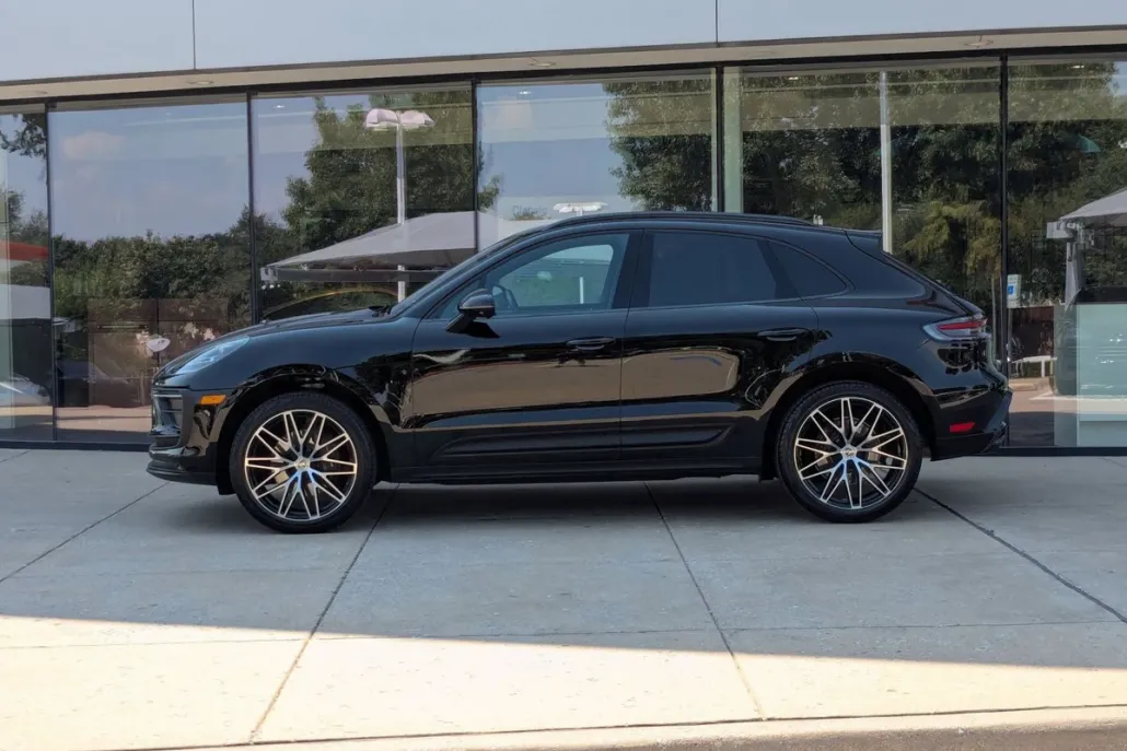 2025 Porsche Macan T photo 1
