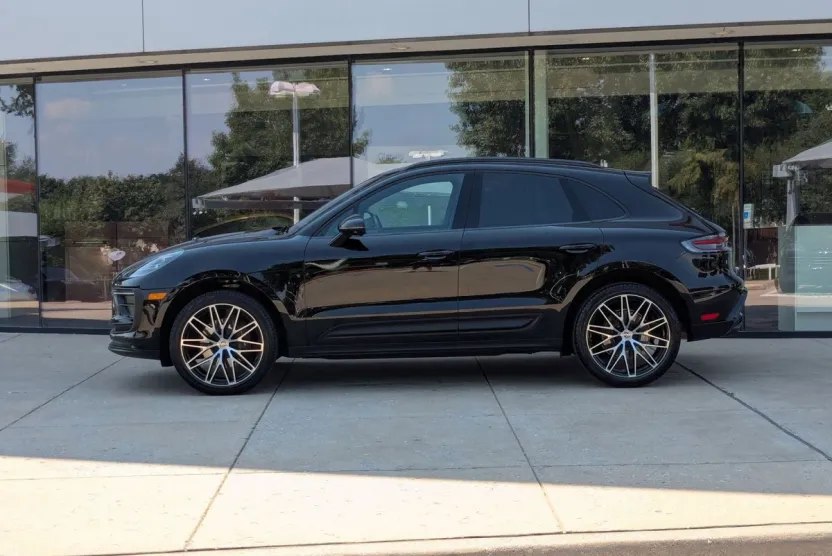 2025 Porsche Macan T photo 1