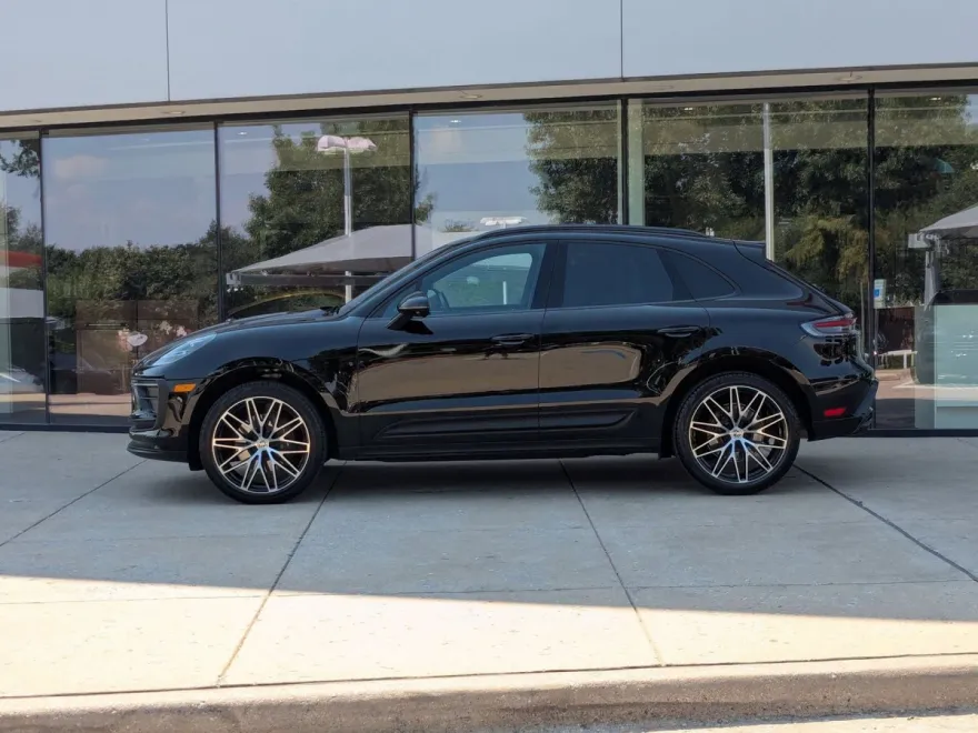 2025 Porsche Macan T photo 1