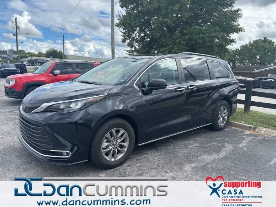 2024 Toyota Sienna XLE photo 1
