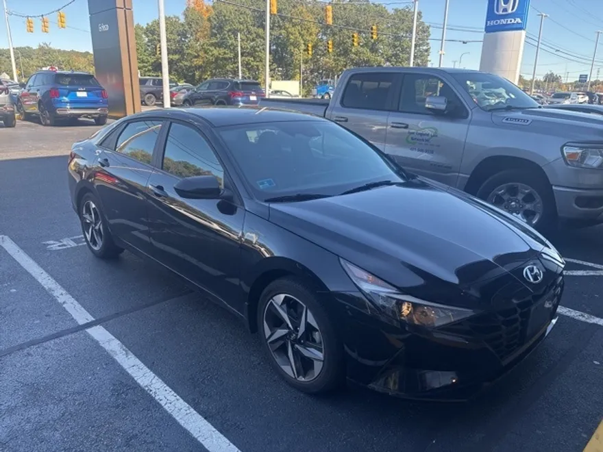 2023 Hyundai Elantra SEL photo 1