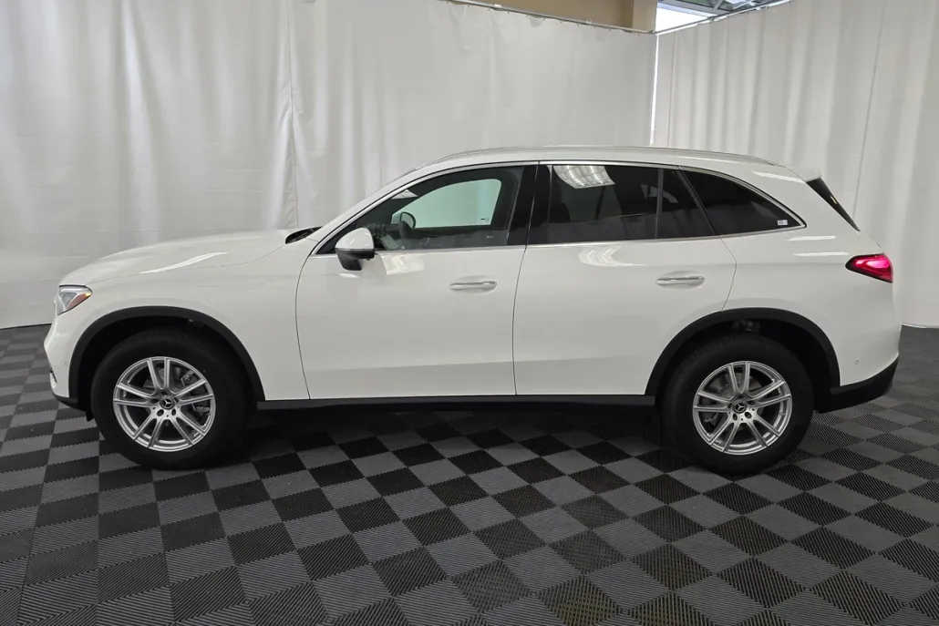 2025 Mercedes Benz GLC 300 4MATIC photo 1