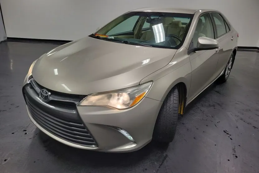 2016 Toyota Camry XLE photo 1