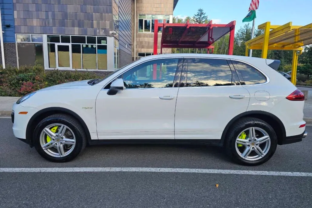 2016 Porsche Cayenne S E-Hybrid photo 1
