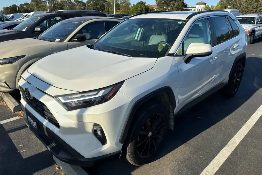 2022 Toyota RAV4 XLE Premium photo 1